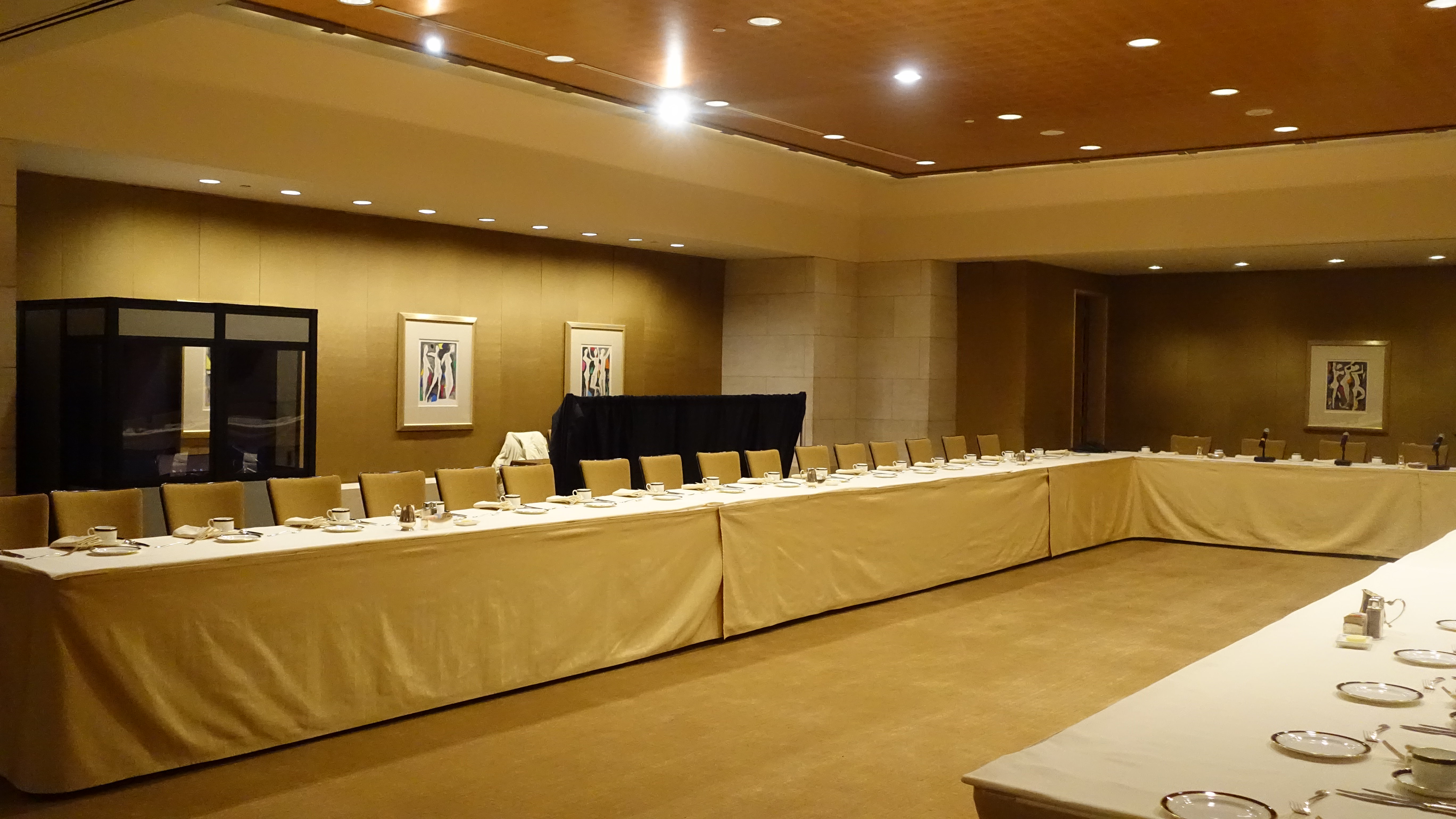full booth in the corner of a meeting room with banquet u-shape style seating
